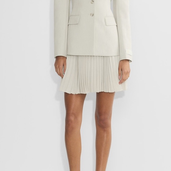 Aritzia Babaton Document Pleated Skirt
Mate satin pleated mini skirt - Picture 1 of 6